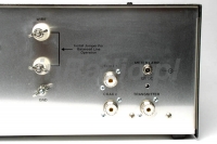 Skrzynka antenowa MFJ-989 D i widok złącz antenowych oraz zasilania